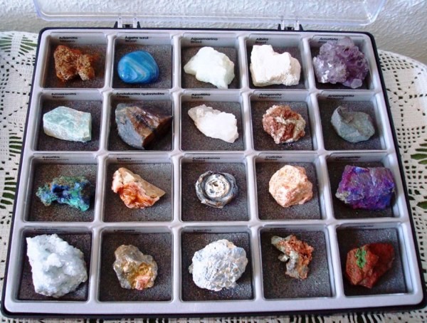 Fije Una Colección De Las Rocas, Minerales En La Caja Foto de archivo -  Imagen de aislado, gema: 51206862